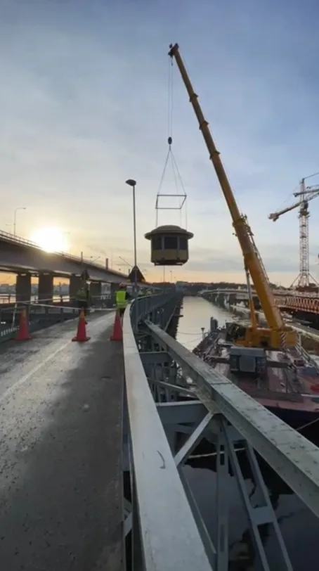Vindarnas tempel, paviljong lyfts med mobilkran från Lidingöbron