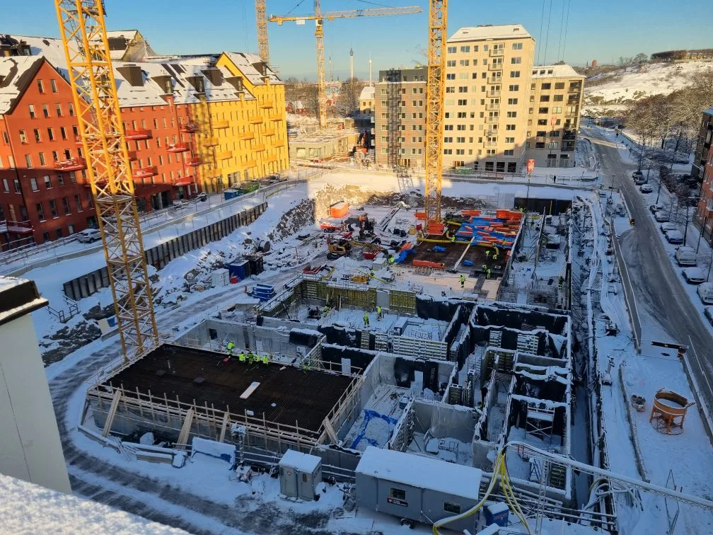 Noshörningen, byggarbetsplats med tornkranar under vinterproduktion