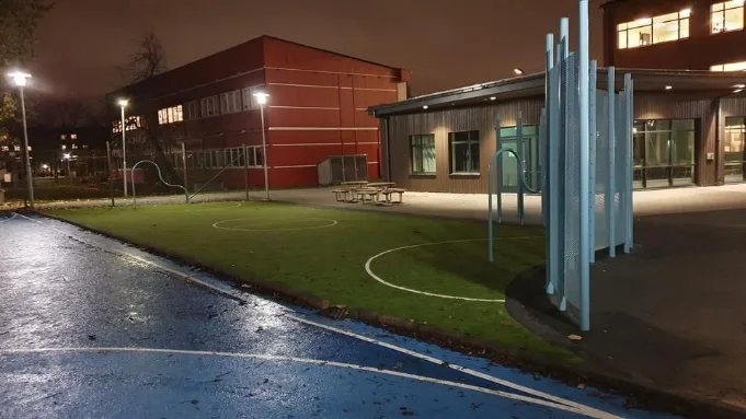 Raul Wallenbergskolan, skolgård med konstgräsplan och skolbyggnad