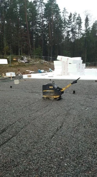 Markanläggning Engelska skolan Sigtuna, markvibrator och isolering