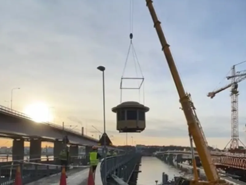Vindarnas tempel — paviljong lyfts med mobilkran från Lidingöbron