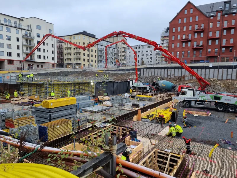 Byggarbetsplats Kvarteret Persikan, Stockholmshem — betonggjutning med lyftkran