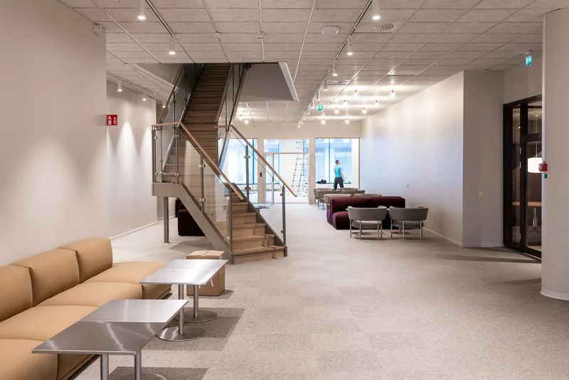 Modern lobby med trapp, exempel på inhouse-projekterad miljö