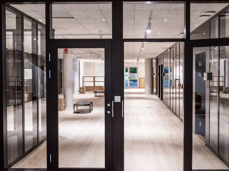 Axfoods huvudkontor — nyinredda kontorsmoduler med glaspartitioner