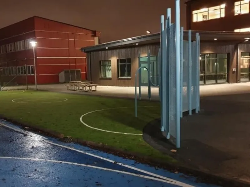 Raul Wallenbergskolan, skolgård med konstgräsplan och skolbyggnad