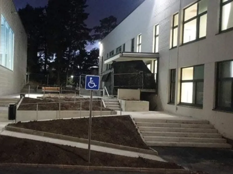 Norrtälje sjukhus, färdigställd entré med finplanering och ramper